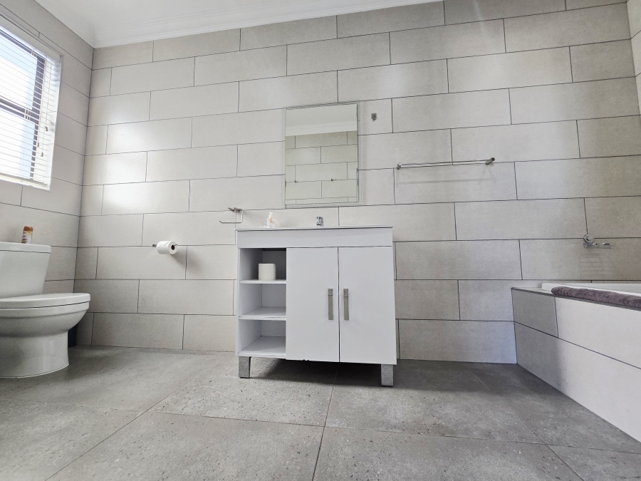 4 Bedroom Property for Sale in Kleinkrantz Western Cape